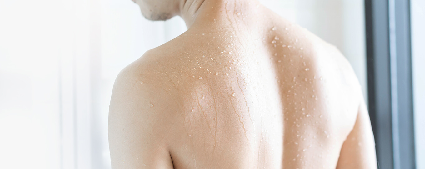 ผู้ชายอาบน้ำเพื่อความมั่นใจ