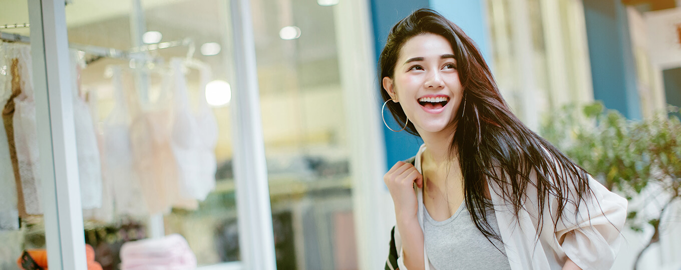 ผู้หญิงช้อปปิ้งมีความสุขในเมือง