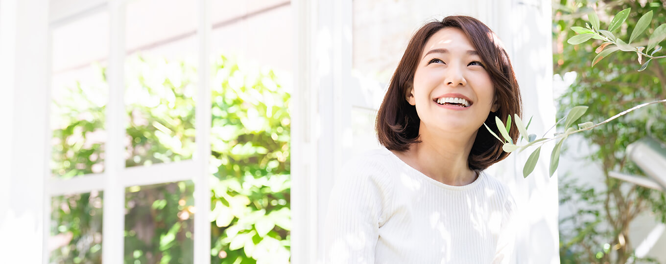 ผู้หญิงอารมณ์ดีท่ามกลางแสงแดด