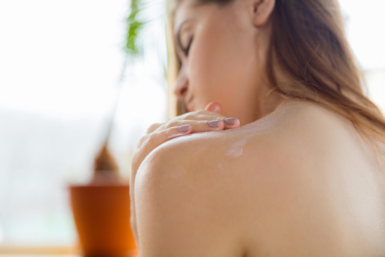 แผ่นหลังของผู้หญิงที่กำลังดูแลจากการเกิดสิวที่หลัง