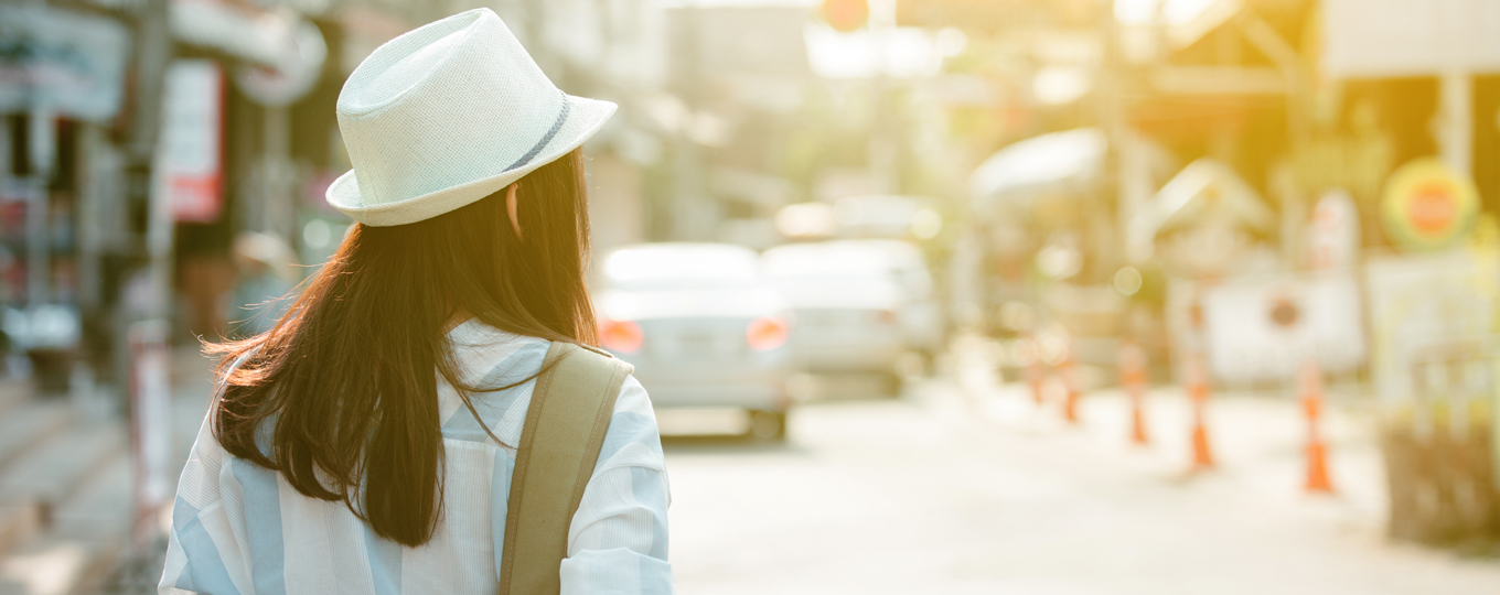 ผู้หญิงท่ามกลางแดดและมลภาวะในเมือง