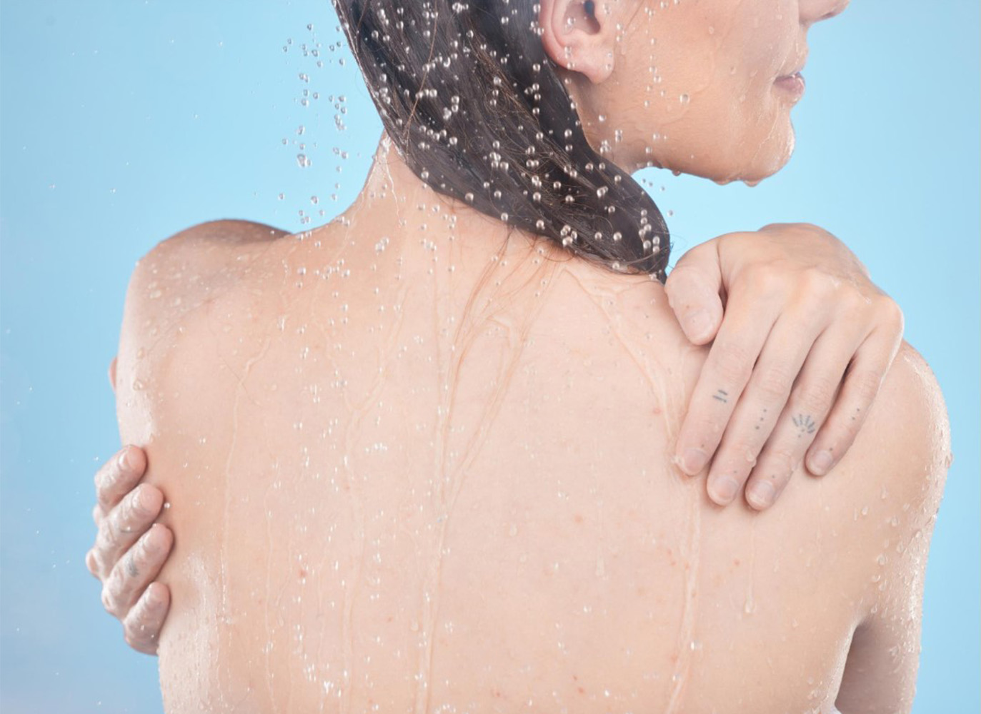 ผู้หญิงที่มีแผ่นหลังไร้สิวที่เปียกน้ำ