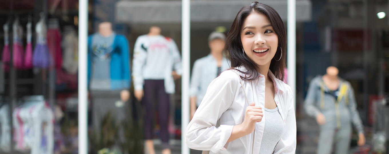 ผู้หญิงมั่นใจไม่มีกลิ่นในเมือง