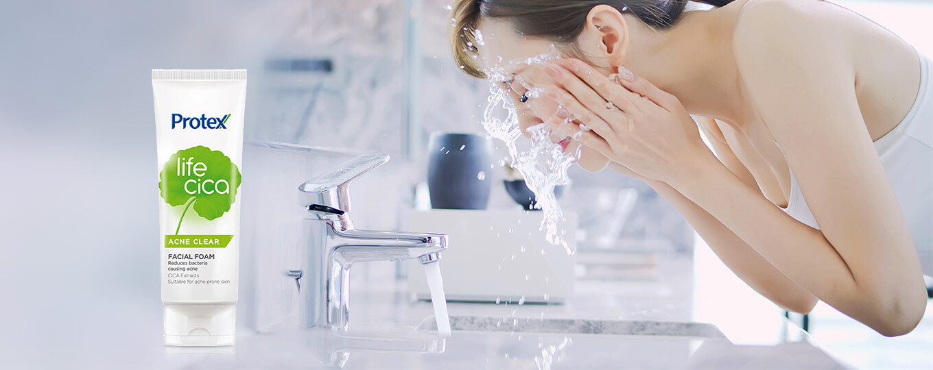 ล้างหน้าด้วยโฟมล้างหน้าโพรเทคส์ ไลฟ์ ซิก้า
