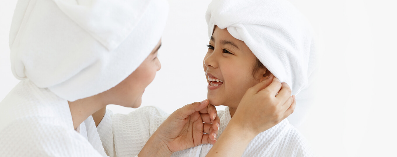 แม่ลูกดูแลความสะอาดของร่างกาย