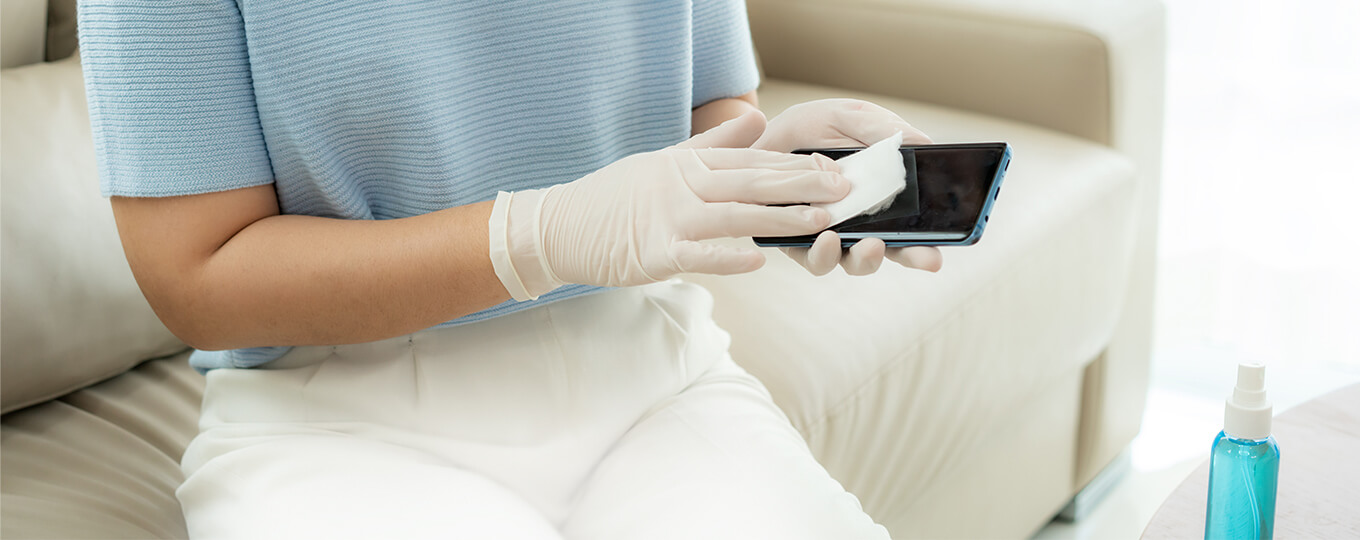 ทำความสะอาดของใช้ส่วนตัวด้วยแอลกอฮอล์ป้องกันโควิด-19