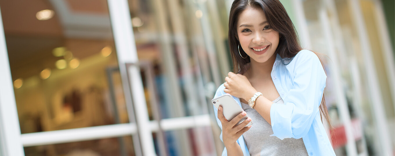 ผู้หญิงช้อปปิ้งในเมืองอวดผิวใส