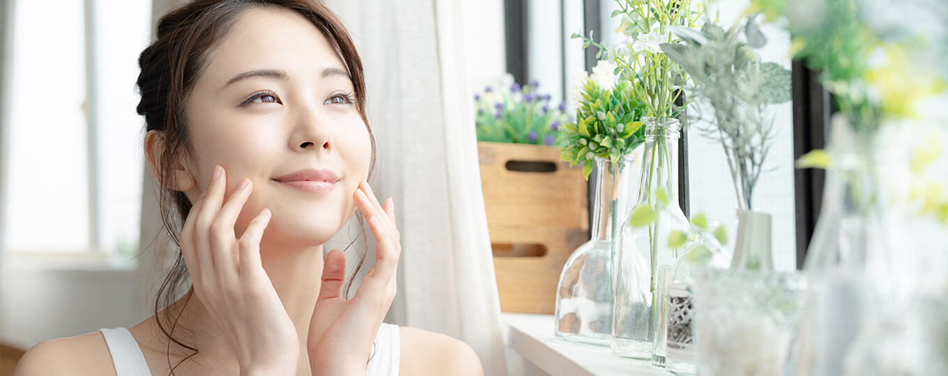 ผู้หญิงโชว์ผิวเรียบเนียน