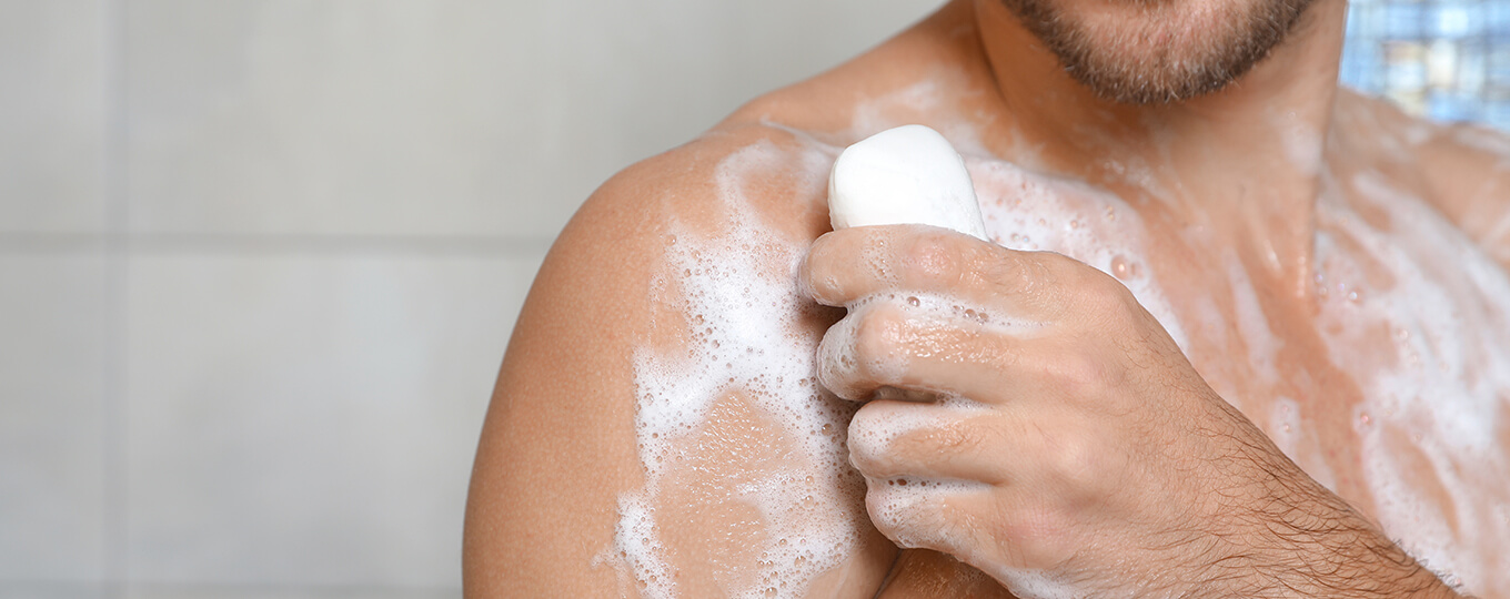 ผู้ชายทำความสะอาดร่างกายด้วยสบู่ก้อน